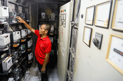 Warga memeriksa meteran listrik prabayar di Rumah Susun, Jakarta, Rabu (14/9/2022).
