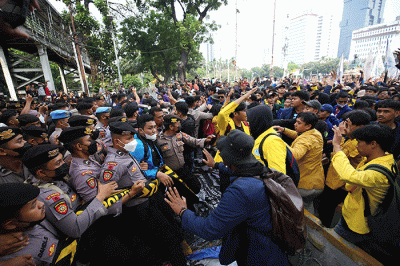 Mahasiswa dari Aliansi Badan Eksekutif Mahasiswa terlibat saling dorong-dorongan dengan petugas kepolisian di kawasan Patung Kuda, Jakarta, Kamis (15/9/2022).