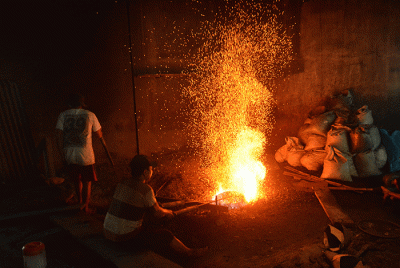 Aktivitas sejumlah perajin dalam proses pembuatan gamelan di Kerajinan Gamelan Panji Gong Agung, Dukuh Wirun, Desa Wirun RT 2 RW 6 Kecamatan Mojolaban.