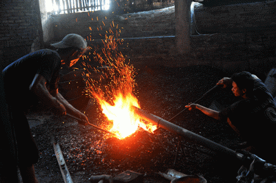 Aktivitas sejumlah perajin dalam proses pembuatan gamelan di Kerajinan Gamelan Panji Gong Agung, Dukuh Wirun, Desa Wirun RT 2 RW 6 Kecamatan Mojolaban.