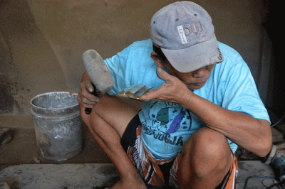 Aktivitas sejumlah perajin dalam proses pembuatan gamelan di Kerajinan Gamelan Panji Gong Agung, Dukuh Wirun, Desa Wirun RT 2 RW 6 Kecamatan Mojolaban.