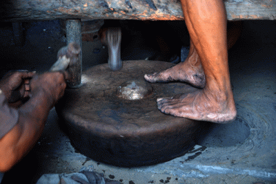 Aktivitas sejumlah perajin dalam proses pembuatan gamelan di Kerajinan Gamelan Panji Gong Agung, Dukuh Wirun, Desa Wirun RT 2 RW 6 Kecamatan Mojolaban.