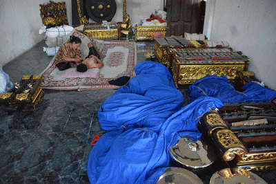 Aktivitas sejumlah perajin dalam proses pembuatan gamelan di Kerajinan Gamelan Panji Gong Agung, Dukuh Wirun, Desa Wirun RT 2 RW 6 Kecamatan Mojolaban.