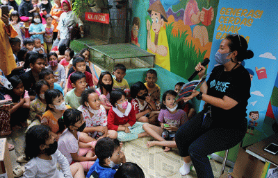 Suasana aktivitas anak-anak di Taman Bacaan Warna-Warni di Jembatan Lima, Tambora, Jakarta Barat, Kamis (15/9/2022).