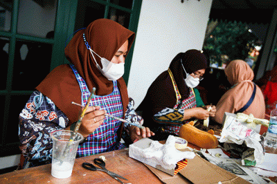 Sejumlah peserta dari Guru Sekolah Dasar mengikuti pelatihan kerajinan daur ulang limbah kardus dan koran di Tugu, Depok, Jawa Barat, Kamis (15/9/2022).