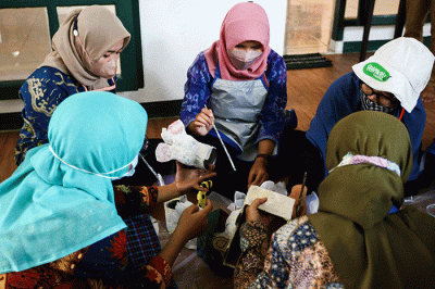 Sejumlah peserta dari Guru Sekolah Dasar mengikuti pelatihan kerajinan daur ulang limbah kardus dan koran di Tugu, Depok, Jawa Barat, Kamis (15/9/2022).