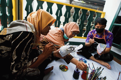 Sejumlah peserta dari Guru Sekolah Dasar mengikuti pelatihan kerajinan daur ulang limbah kardus dan koran di Tugu, Depok, Jawa Barat, Kamis (15/9/2022).