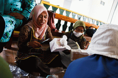 Sejumlah peserta dari Guru Sekolah Dasar mengikuti pelatihan kerajinan daur ulang limbah kardus dan koran di Tugu, Depok, Jawa Barat, Kamis (15/9/2022).