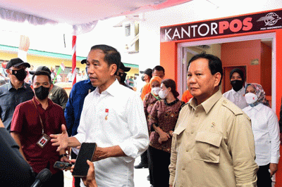 Presiden Joko Widodo dan Menteri Pertahanan Prabowo Subianto meninjau penyerahan bantuan sosial di Kantor Pos Dobo, Kabupaten Kepulauan Aru, Kamis (15/9/2022).