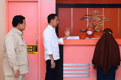 Presiden Joko Widodo dan Menteri Pertahanan Prabowo Subianto meninjau penyerahan bantuan sosial di Kantor Pos Dobo, Kabupaten Kepulauan Aru, Kamis (15/9/2022).