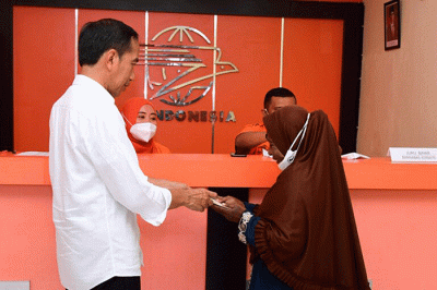 Presiden Joko Widodo dan Menteri Pertahanan Prabowo Subianto meninjau penyerahan bantuan sosial di Kantor Pos Dobo, Kabupaten Kepulauan Aru, Kamis (15/9/2022).