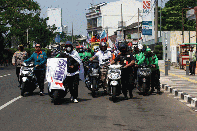 Massa buruh menyampaikan orasi saat menggelar aksi unjuk rasa menolak kenaikan harga BBM di Balai Kota Depok, Kamis (15/9/2022).