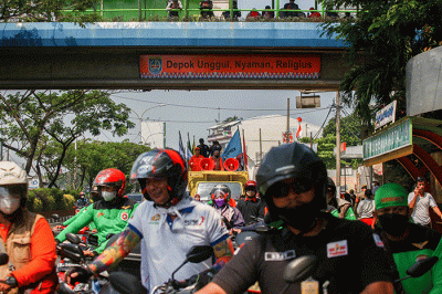 Massa buruh menyampaikan orasi saat menggelar aksi unjuk rasa menolak kenaikan harga BBM di Balai Kota Depok, Kamis (15/9/2022).
