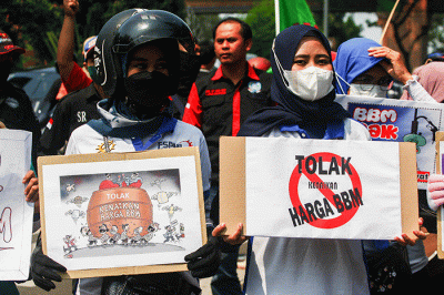 Massa buruh menyampaikan orasi saat menggelar aksi unjuk rasa menolak kenaikan harga BBM di Balai Kota Depok, Kamis (15/9/2022).