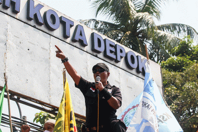 Massa buruh menyampaikan orasi saat menggelar aksi unjuk rasa menolak kenaikan harga BBM di Balai Kota Depok, Kamis (15/9/2022).