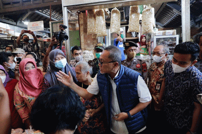 Menteri Perdagangan Zulkifli Hasan memantau harga barang kebutuhan pokok di Pasar Gede, Surakarta, Jawa Tengah, Kamis (15/9/2022).