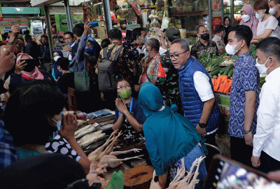 Menteri Perdagangan Zulkifli Hasan memantau harga barang kebutuhan pokok di Pasar Gede, Surakarta, Jawa Tengah, Kamis (15/9/2022).