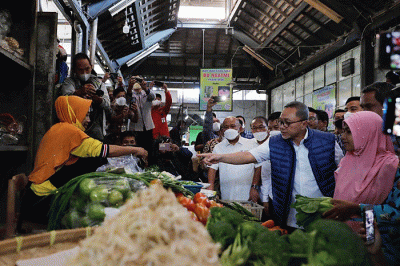 Menteri Perdagangan Zulkifli Hasan memantau harga barang kebutuhan pokok di Pasar Gede, Surakarta, Jawa Tengah, Kamis (15/9/2022).