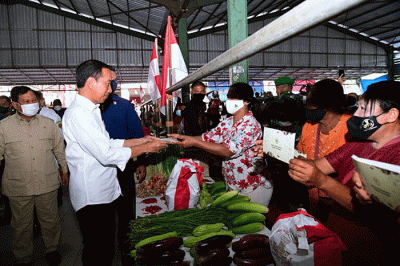 Presiden Joko Widodo didampingi Ibu Iriana Joko Widodo berkunjung ke Pasar Langgur, Kabupaten Maluku Tenggara, Kamis (15/9/2022).