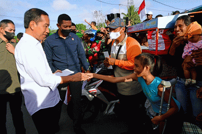 Presiden Joko Widodo didampingi Ibu Iriana Joko Widodo berkunjung ke Pasar Langgur, Kabupaten Maluku Tenggara, Kamis (15/9/2022).