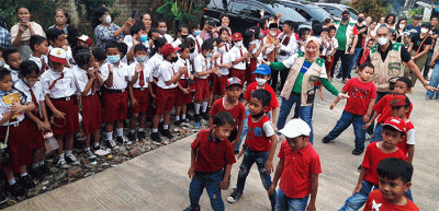 Manulife Indonesia melalui Yayasan Manulife Peduli (YMP) melakukan donasi buku dan literasi keuangan di SD Emaus, Cimanggis Depok.