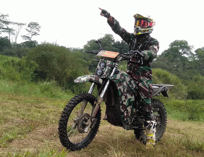 Motor listrik ini juga memiliki kemampuan pengisi daya cepat dua jam (1200 W) dan daya tempuh sejauh 80an kilometer.