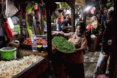 Pedagang menyiapkan kebutuhan pokok yang dijual di pasar Senen, Jakarta Pusat, Jumat (16/9/2022).