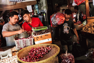 Pedagang menyiapkan kebutuhan pokok yang dijual di pasar Senen, Jakarta Pusat, Jumat (16/9/2022).