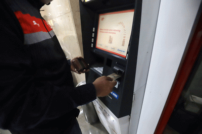 Nasabah melakukan transaksi di mesin ATM Bank BTN di Jakarta, Jumat (16/9/2022).