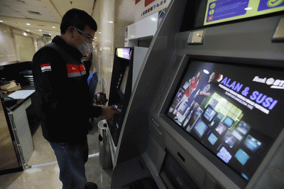 Nasabah melakukan transaksi di mesin ATM Bank BTN di Jakarta, Jumat (16/9/2022).