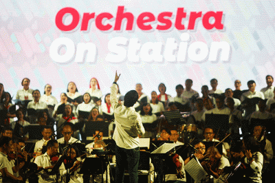 Komposer Addie MS tampil bersama kelompok musik simfoni Twilite Orchestra pada acara Orchestra On Station di Stasiun BNI City, Jakarta, Jumat (16/9/2022).