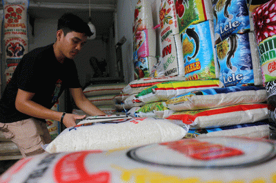 Pedagang beras melayani pembeli di kawasan Kemayoran, Jakarta, Sabtu (17/9/2022).