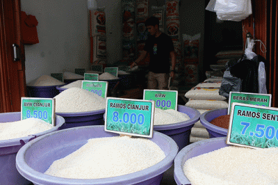 Pedagang beras melayani pembeli di kawasan Kemayoran, Jakarta, Sabtu (17/9/2022).
