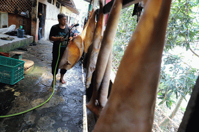 Pekerja membakar kulit sapi saat membuat kerupuk kulit produksi rumahan di Katulampa, Bogor, Jawa Barat, Sabtu (17/9/2022).