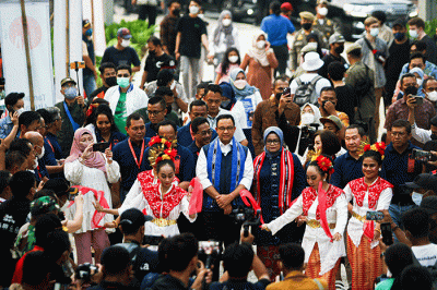 Gubernur DKI Jakarta Anies Baswedan (tengah) dan istri Fery Farhati saat mengunjungi fasilitas Taman Literasi Martha Christina Tiahahu.