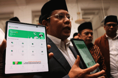 Direktorat Jenderal Bimbingan Masyarakat Islam Kamaruddin Amin menunjukkan aplikasi ustadzkita.