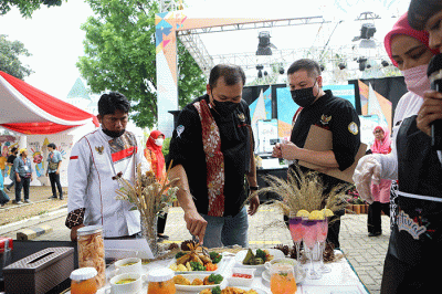 Pesta Rakyat bertajuk Festival Sentra Primer Barat di Parkir Timur Puri Indah Mall, Jakarta Barat, Minggu (18/9/2022).