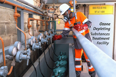 Aktivitas pengecekan flow meter sebelum dilakukan pemusnahan Bahan Perusak Ozon (BPO) di fasilitas Ozone Depleting Substances (ODS) Pabrik Narogong, Jawa Barat.