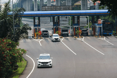 Pengendara melintas di ruas tol Jagorawi, Jakarta Timur, Senin (19/9/2022).
