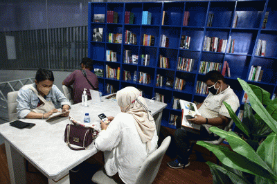 Pengunjung saat membaca buku di Perpustakan Taman Literasi Martha Christina Tiahahu, Jakarta Selatan, Minggu (18/9/2022).