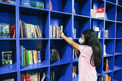 Pengunjung saat membaca buku di Perpustakan Taman Literasi Martha Christina Tiahahu, Jakarta Selatan, Minggu (18/9/2022).