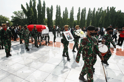Personil TNI saat mengiringi peti jenazah Ketua Dewan Pers Azyumardi Azra menuju pusara di Taman Makam Pahlawan Kalibata, Jakarta Selatan, Selasa (20/9/2022).