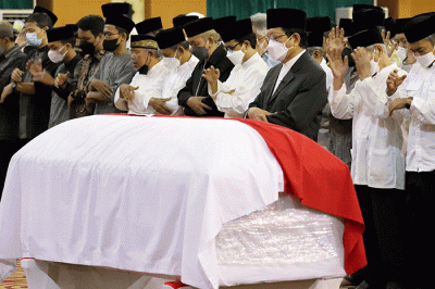 Imam Besar Masjid Istiqlal, Nasarudin Umar memimpin shalat jenazah Ketua Dewan Pers, Profesor Azyumardi Azra.