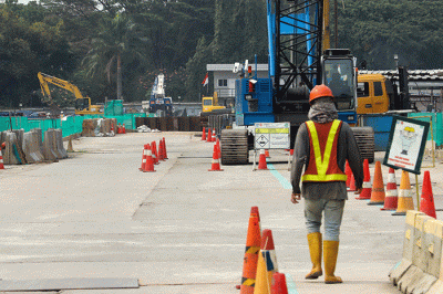 Sejumlah pekerja menyelesaikan proyek pembangunan Stasiun MRT Monumen Nasional (Monas) di Jalan Medan Merdeka Barat, Gambir, Jakarta Pusat, Selasa (20/9/2022).