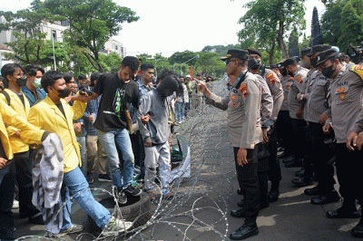 Sekitar 100 mahasiswa dan buruh yang tergabung dalam Gerakan Rakyat Menggugat menggelar unjuk rasa di depan Kantor DPRD Jateng, Semarang, Jawa Tengah.