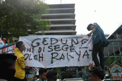 Sekitar 100 mahasiswa dan buruh yang tergabung dalam Gerakan Rakyat Menggugat menggelar unjuk rasa di depan Kantor DPRD Jateng, Semarang, Jawa Tengah.