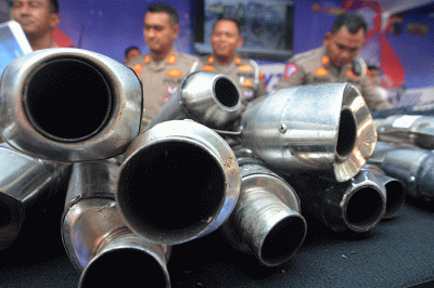 Kapolda Jateng Irjen Pol Ahmad Luthfi meninjau knalpot brong hasil sitaan polisi yang digelar di Mapolda Jateng, Semarang, Senin (19/9/2022).