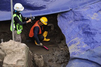 Pekerja menunjukkan artefak pada lokasi proyek MRT CP203 Bundaran HI-Kota di kawasan Glodok, Jakarta Barat, Selasa (20/9/2022).