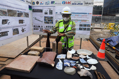 Pekerja menunjukkan artefak pada lokasi proyek MRT CP203 Bundaran HI-Kota di kawasan Glodok, Jakarta Barat, Selasa (20/9/2022).
