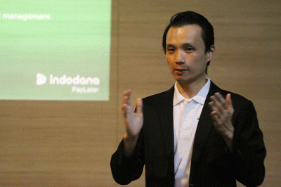 Direktur Indodana Jerry Anson memaparkan profil dan kinerja Indodana saat berkunjung di Auditorium Gedung Sindo, Jakarta, Rabu (21/9/2022).